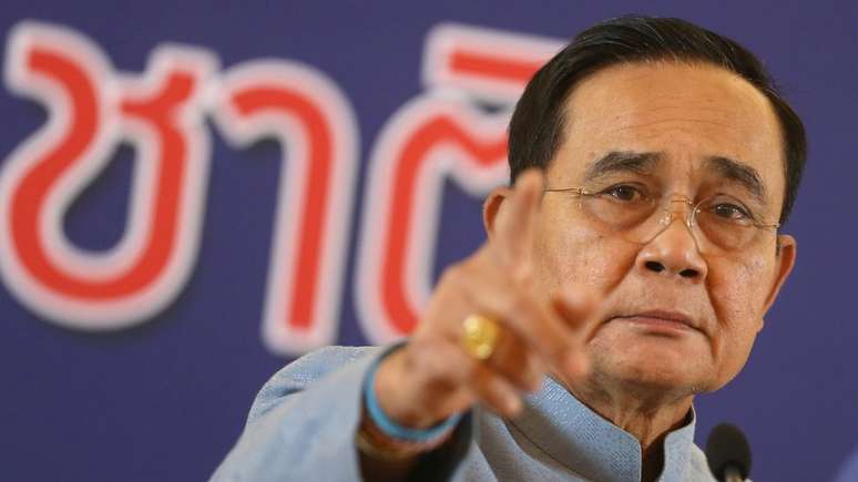 Manifestantes querem que o primeiro-ministro Prayut Chan-o-cha renuncie