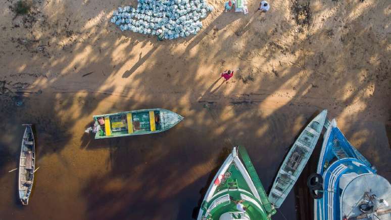 Para entregar kits de limpeza para comunidades no Rio Arapiuns, é preciso fazer a entrega de barco