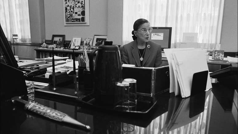 Ginsburg em seu gabinete na Suprema Corte em Washington DC, 2002