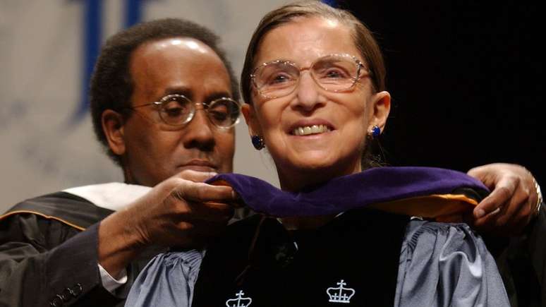 Ginsburg recebe um diploma honorário do John Jay College of Criminal Justice, uma faculdade em Nova York, em 2004