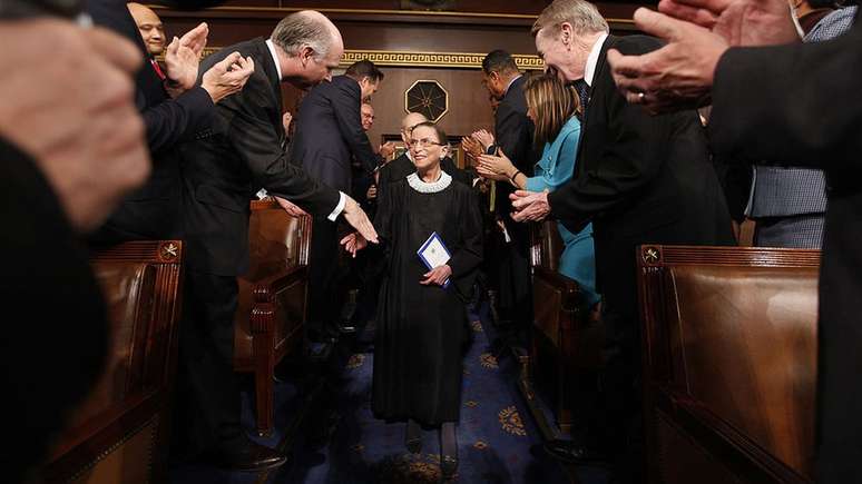 Ginsburg é saudada com aplausos ao chegar para uma sessão conjunta do Congresso na Câmara em Washington em 2009