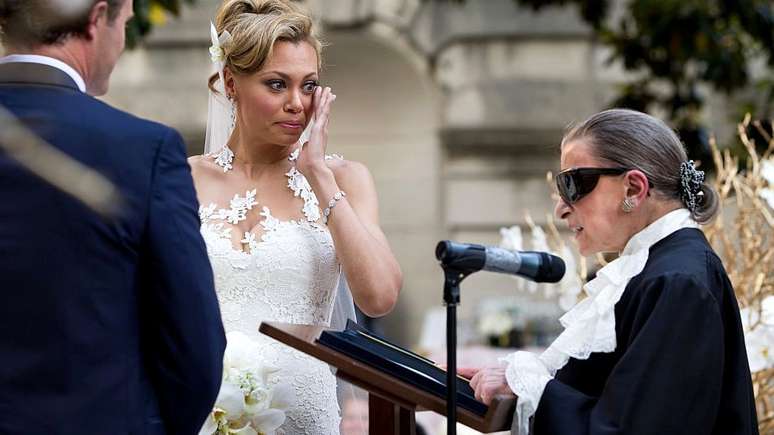 Ginsburg, uma amante da ópera, oficializa o casamento da soprano operística americana Alyson Cambridge, em 2015