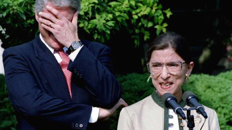 Ginsburg fala ao lado do então presidente Bill Clinton no gramado da Casa Branca depois de ser nomeada para a Suprema Corte em 1993