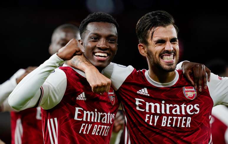 Arsenal marca no fim e vence West Ham pelo Campeonato Inglês