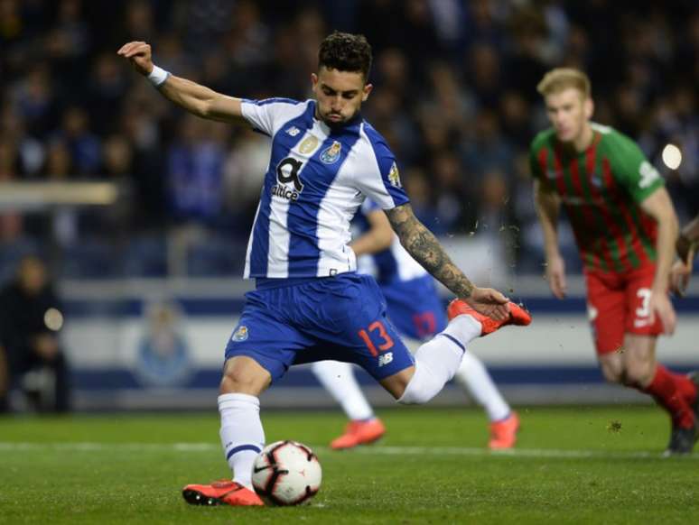 Alex Telles foi convocado para a seleção brasileira por Tite (Foto: AFP)