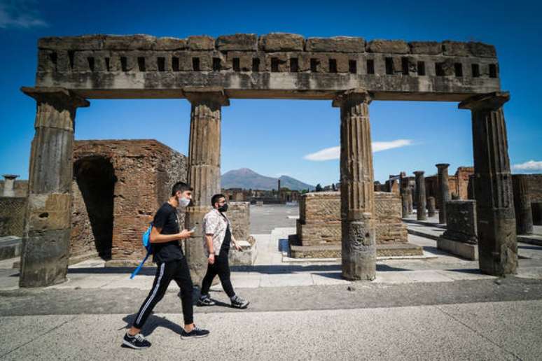 Turista no sítio arqueológico de Pompeia, no sul da Itália