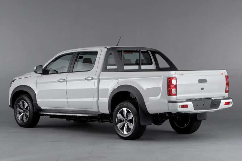 Com cabine dupla e ca&ccedil;amba para 1.500 litros, a JAC iEV330P tem 5,6 m de comprimento.