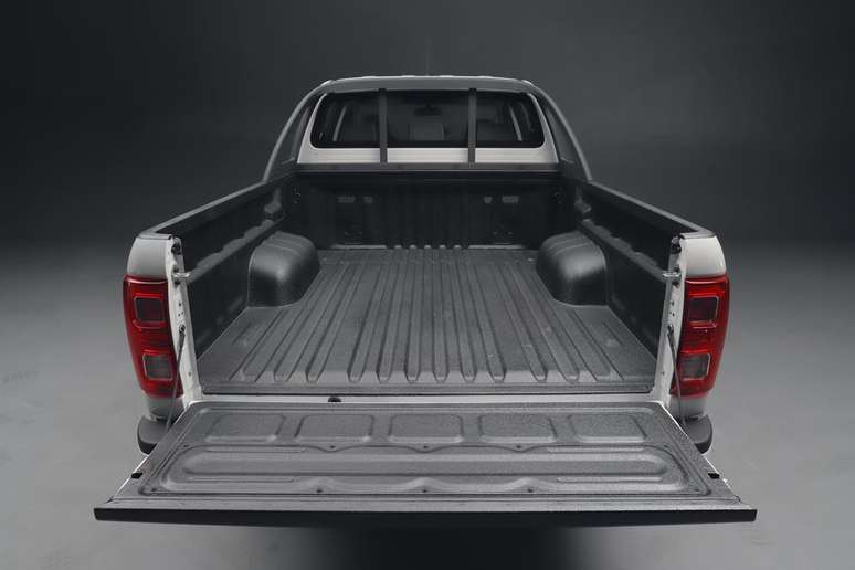 Ca&ccedil;amba &eacute; volumosa, mas as caixas de rodas atrapalham na acomoda&ccedil;&atilde;o de volumes.