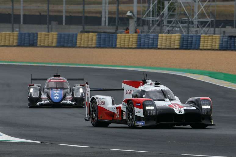 Toyota #8, guiado por Hartley, assumiu a ponta 