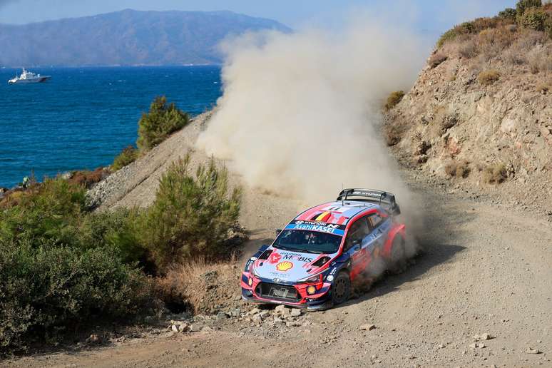 Thierry Neuville lidera na Turquia 