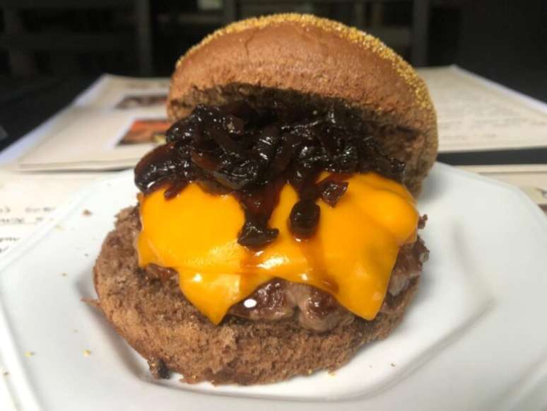 Guia da Cozinha - Hambúrguer Cheddar Melt caseiro: aprenda o clássico do Sampa Burger