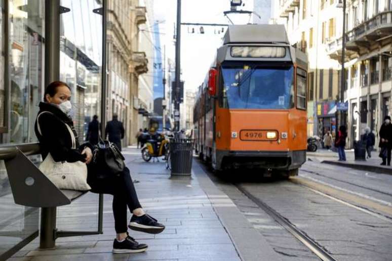 Passageira aguarda bonde em Turim, na Itália