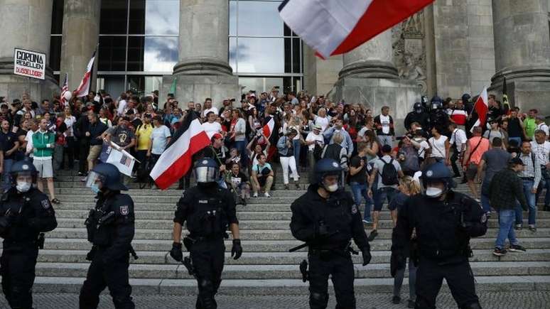 Cidadãos do Reich estavam entre as centenas de extremistas de direita e neonazistas que tentaram invadir o Reichstag (o prédio do parlamento federal em Berlim)