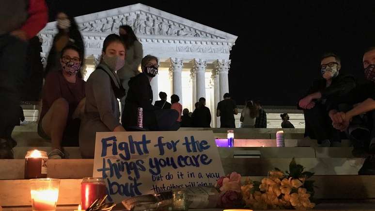Americanos prestaram homenagem a RBG do lado de fora da Suprema Corte dos EUA no dia de sua morte