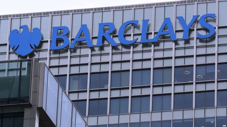 Um dos amigos mais pr&oacute;ximos de Vladimir Putin pode ter usado o Barclays Bank em Londres para lavar dinheiro e evitar san&ccedil;&otilde;es