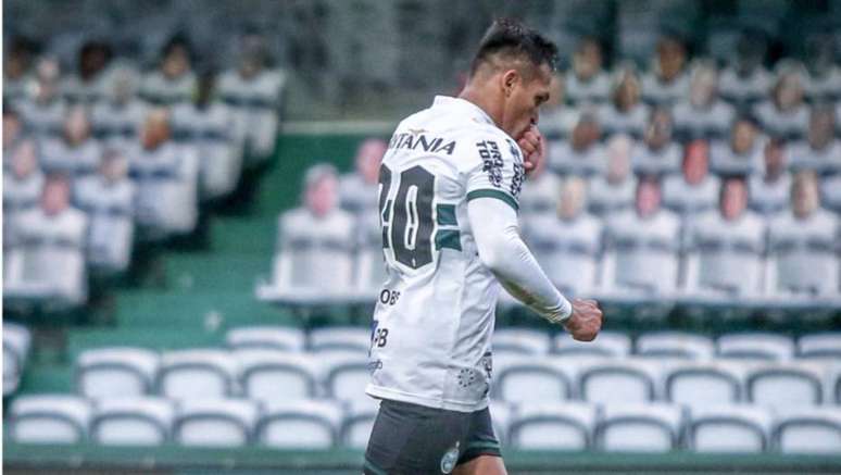 Robson comemora gol de pênalti que deu a vitória ao Coritiba contra o Vasco