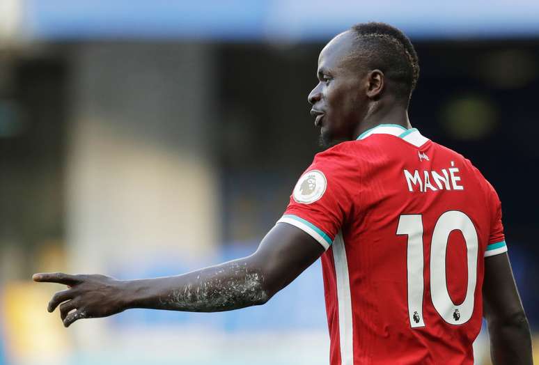 Jogador Sadio Mane comemora ap&oacute;s marcar o primeiro de seus dois gols na vit&oacute;ria do Liverpool sobre o Chelsea, pela liga inglesa. 20/9/2020 Pool via REUTERS/Matt Dunham 