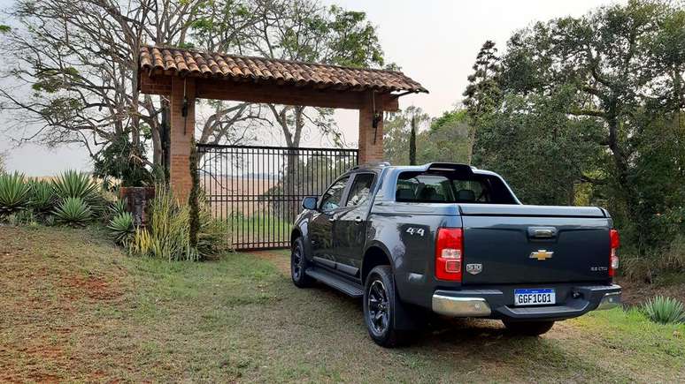 Chevrolet S10 High Country vem com câmera de ré, o que facilita as manobras de estacionamento.