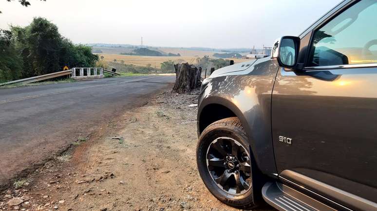 Novas rodas esportivas de 18” têm as bordas usinadas e os raios em preto brilhante. 