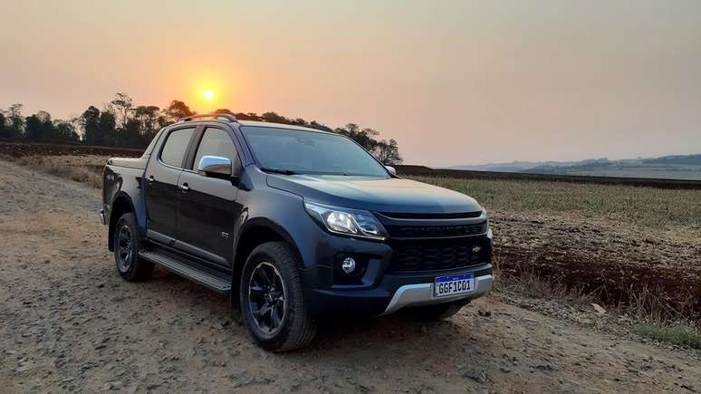 Gravatinha dourada ficou deslocada para a esquerda e o nome Chevrolet está escurecido acima da grade.