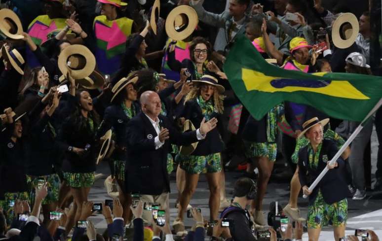 Delegação do Brasil desfila na Rio-2016. Chinelos farão parte da roupa em Tóquio (Crédito: Flavio Florido/Exemplus/COB)