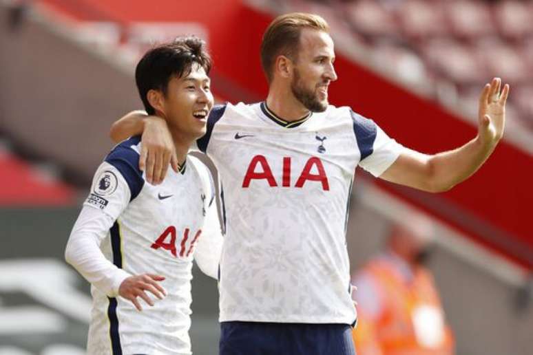 Kane deu assistência para todos os quatro gols de Son (ANDREW BOYERS / POOL / AFP)