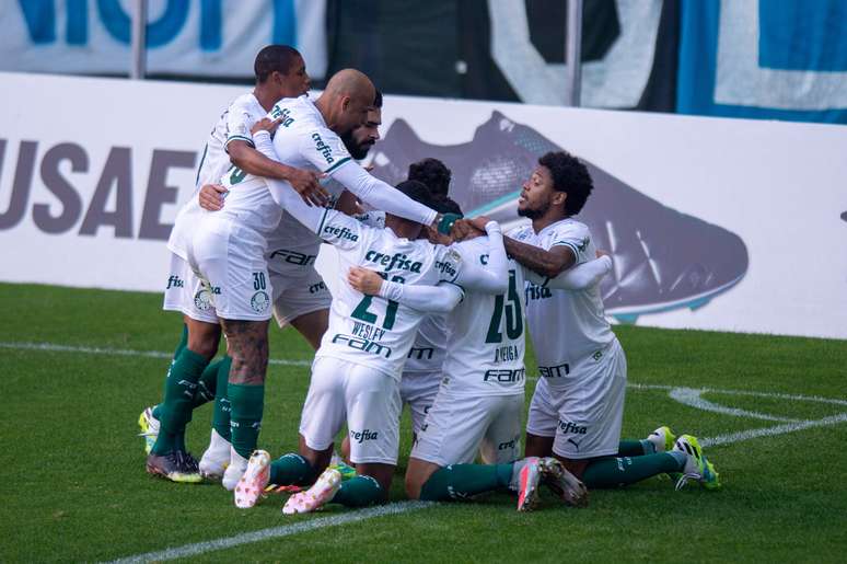 Jogadores do Palmeiras comemoram gol de Raphael Veiga durante a partida contra o Grêmio, válida pela 11ª rodada do Campeonato Brasileiro 2020, Série A, disputada na Arena do Grêmio, em Porto Alegre (RS), neste domingo, 20 de setembro de 2020.