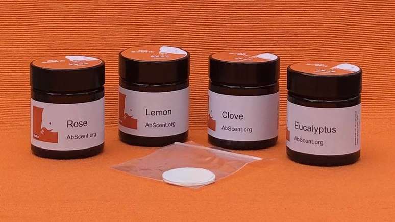 Kelly recomenda o uso de potes escuros para que a luz n&atilde;o afete os &oacute;leos perfumados. E ele aconselha n&atilde;o cheirar diretamente dos frascos conta-gotas, pois eles limitam a dispers&atilde;o dos odores