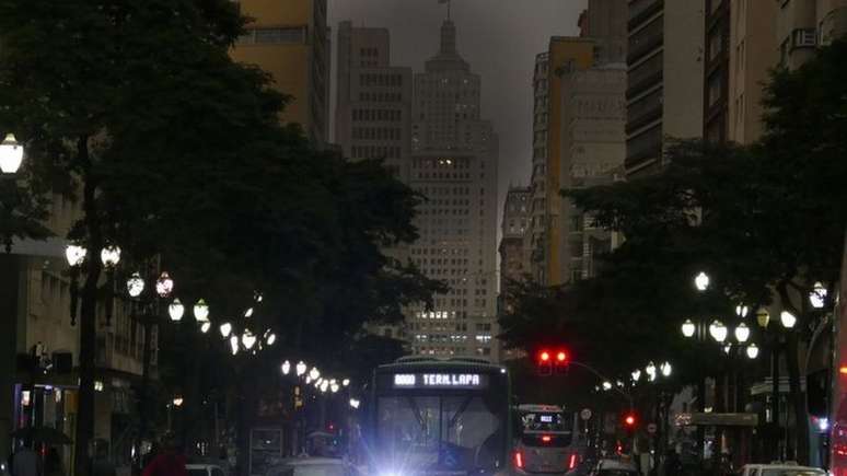 Fumaça dos incêndios da Amazônia e uma frente fria fizeram com que São Paulo ficasse escura na tarde de 19 de agosto do ano passado
