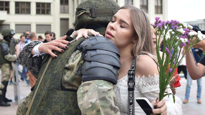N&atilde;o-viol&ecirc;ncia atrai muito mais pessoas &agrave;s manifesta&ccedil;&otilde;es