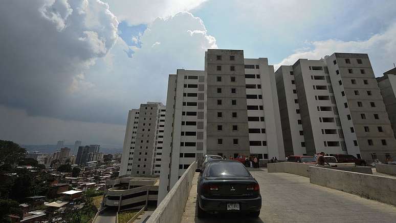 A construtora Alfamaq, propriedade da família Ceballos, participou em várias obras públicas na Venezuela