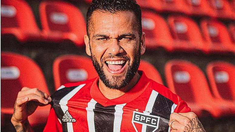 Daniel Alves, lateral do São Paulo, está em processo de recuperação de fratura sofrida no braço