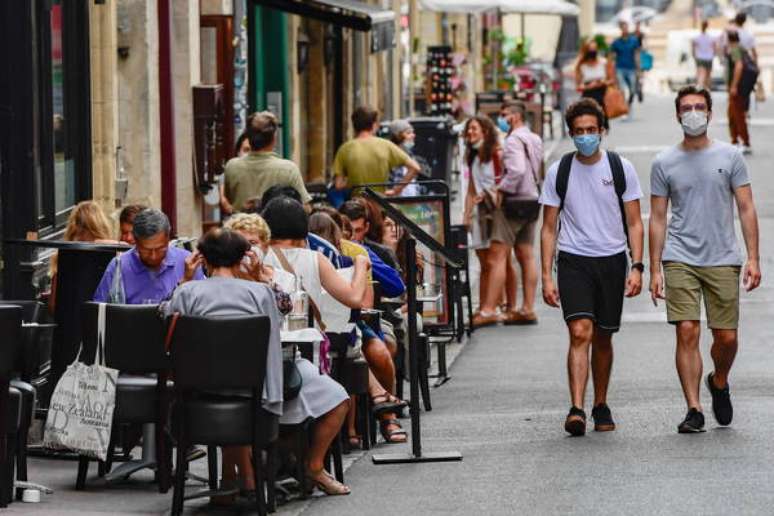Mais da metade do território francês, incluindo a região de Paris, está na zona de circulação ativa do vírus