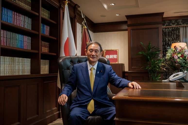 Yoshihide Suga posa para foto após entrevista coletiva em Tóquio
14/09/2020 Nicolas Datiche/Pool via REUTERS