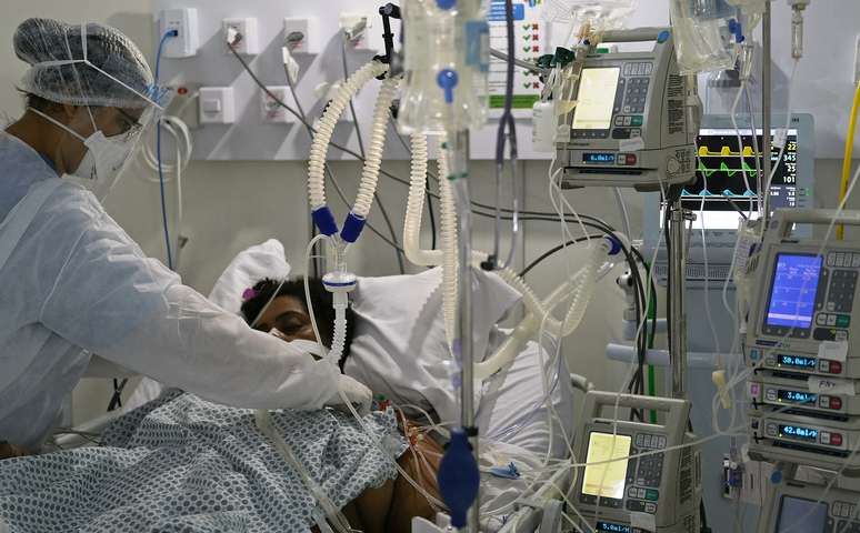 Paciente é tratada em hospital no Rio de Janeiro
02/07/2020
2020.REUTERS/Ricardo Moraes