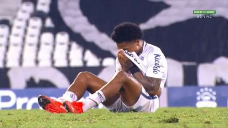 Marinho foi o último a deixar gramado e ficou chorando sentado (Foto:Captura de tela/Premiere)