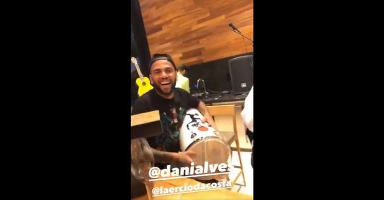 Dani Alves em postagem batucando com colegas (Foto: Reprodução Instagram)