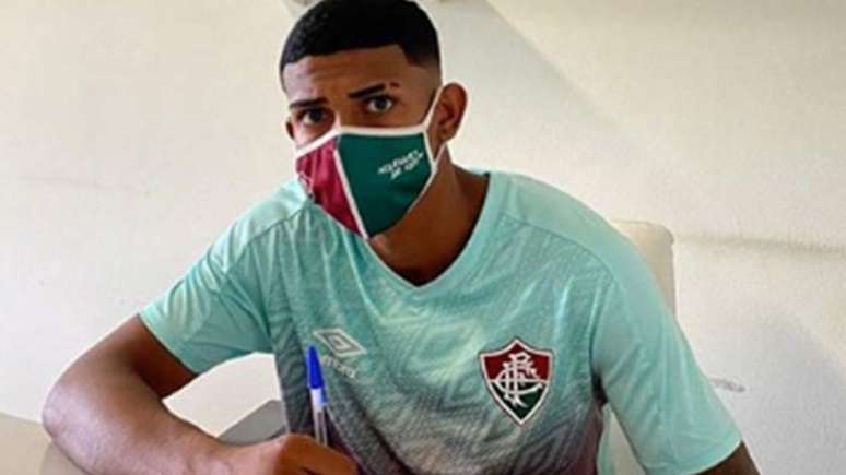 John Kennedy renovou o contrato com o Fluminense até o fim de 2024 (Foto: Reprodução/Instagram)