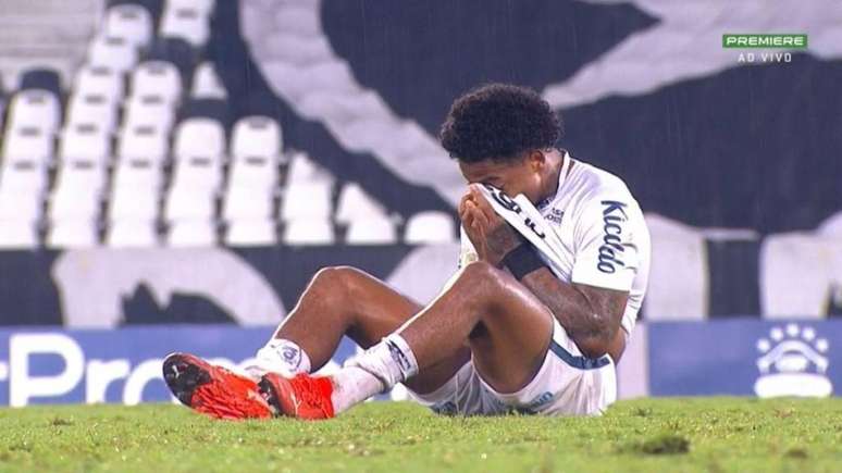 Marinho chora após perder gol no Engenhão (Foto: Reprodução/Premiere)