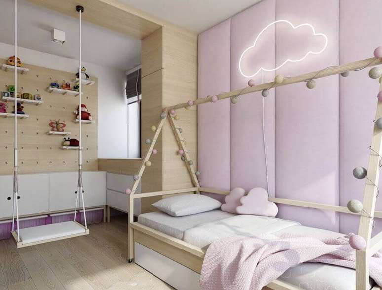 1. Quarto infantil planejado simples com luminária nuvem em parede estofada lilás – Foto: Eu Decoro