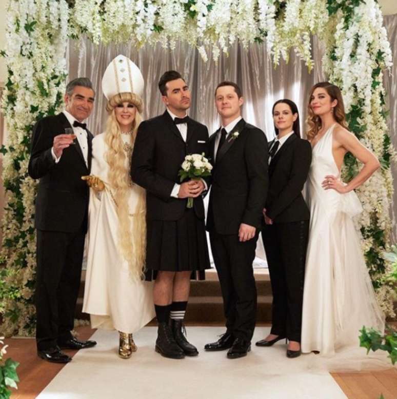 O elenco principal na sequência do casamento gay do último episódio de Schitt´s Creek 