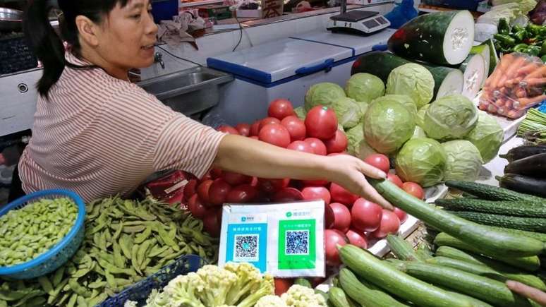 Aplicativos como o WeChat têm várias funcionalidades e podem ser usados ​​para uma série de tarefas que incluem compras de mantimentos