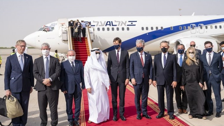 Representantes de EUA, Israel e Emirados Árabes no primeiro voo entre os dois países do Oriente Médio, como parte do acordo mediado pelo governo americano