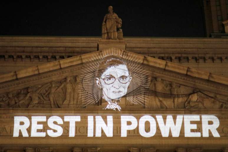 Imagem da juíza da Suprema Corte dos EUA Ruth Bader Ginsburg é projetada em prédio da Suprema Corte Civil do Estado de Nova York após a morte dela
18/09/2020 REUTERS/Andrew Kelly