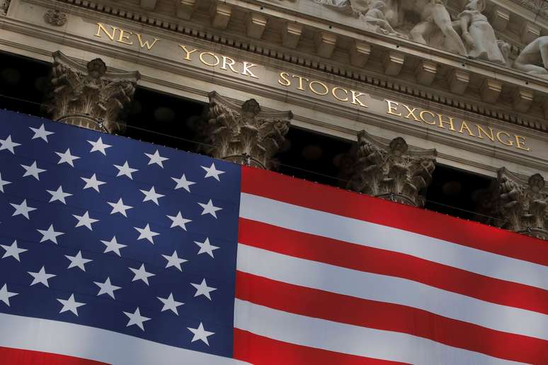 Bandeira dos EUA vista do lado de fora da Bolsa de Valores de Nova York (NYSE), 21 de setembro de 2020. REUTERS/Andrew Kelly