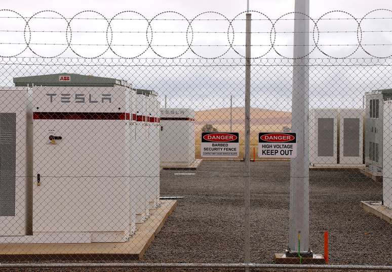 Maior bateria de lítio-ion do mundo, fabricada pela Tesla, em inauguração oficial perto da cidade de Jamestown, na Austrália. 1 de dezembro de 2017.      REUTERS/David Gray