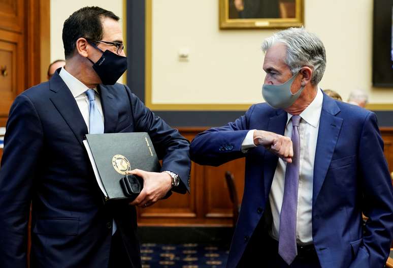 Secretário do Tesouro dos EUA, Steven Mnuchin (à esquerda), e o chairman do Federal Reserve, Jerome Powell, se cumprimentam antes de audiência na Câmara do país 
22/09/2020
REUTERS/Joshua Roberts