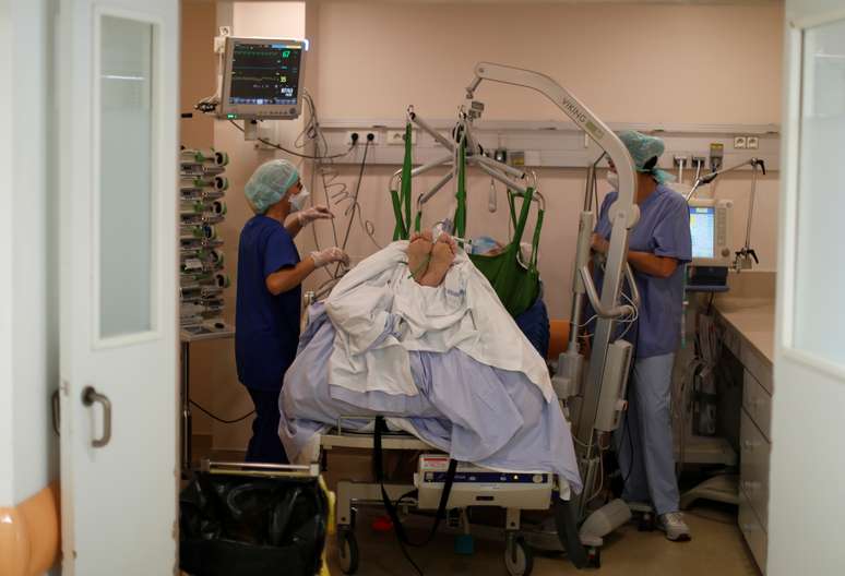 Paciente com coronavírus na UTI de um hospital em Marselha, França 
21/09/2020
REUTERS/Eric Gaillard