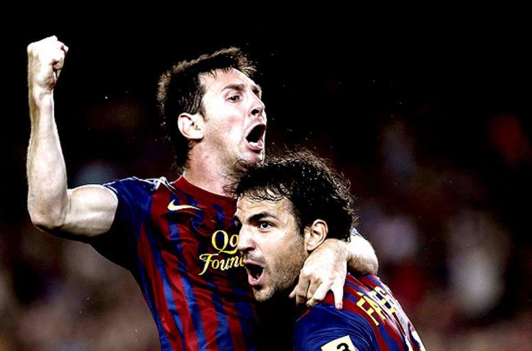Messi e Fábregas possuem boa relação desde a base do Barcelona (Foto: Alberto Estévez/EFE)