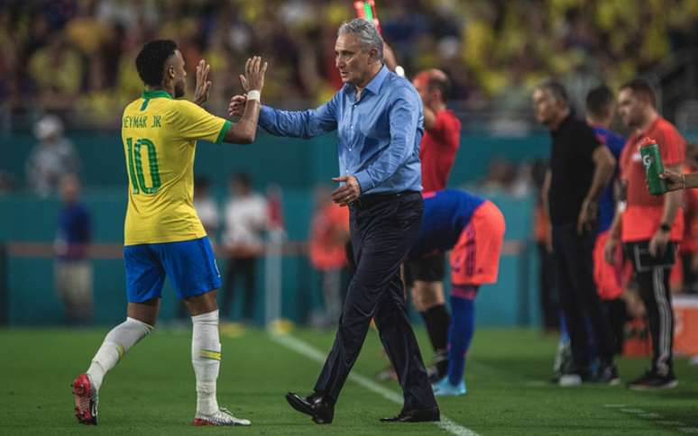 Tite e Neymar se cumprimentam durante amistoso do Brasil (Foto: Pedro Martins/MoWA Press)